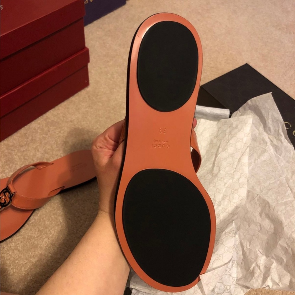 NIB Salmon Pink Gucci leather silver logo flip flops (39) - Picture 3 of 3